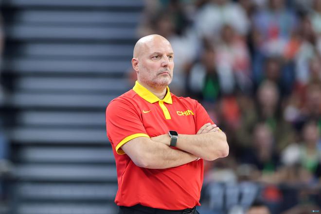 国际比赛日体能课后，门兴格拉德巴赫队长鼓劲备战亚冠，态度坚定，年轻球员得到机会的简单介绍