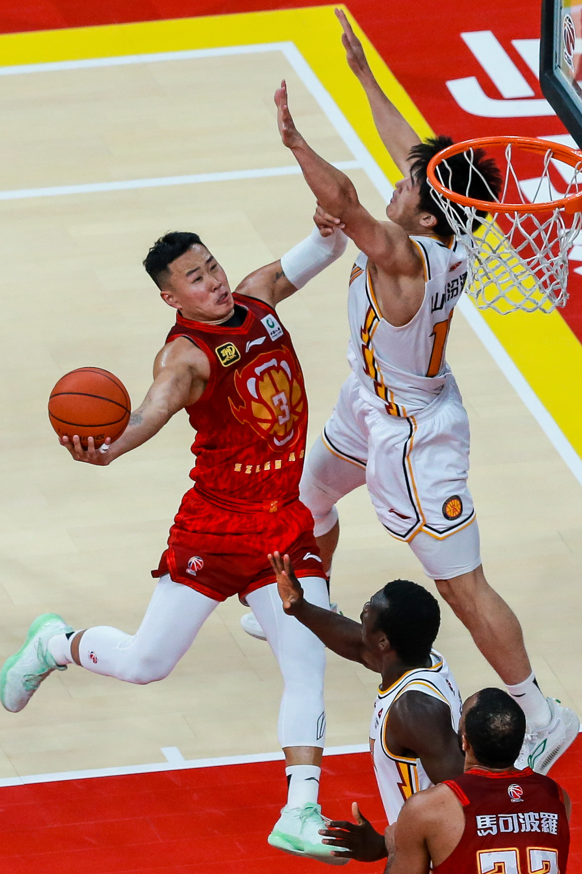 CBA季后赛集结日走向成谜，门兴格拉德巴赫远射贴柱，气氛紧张，身体对抗强度拉满 