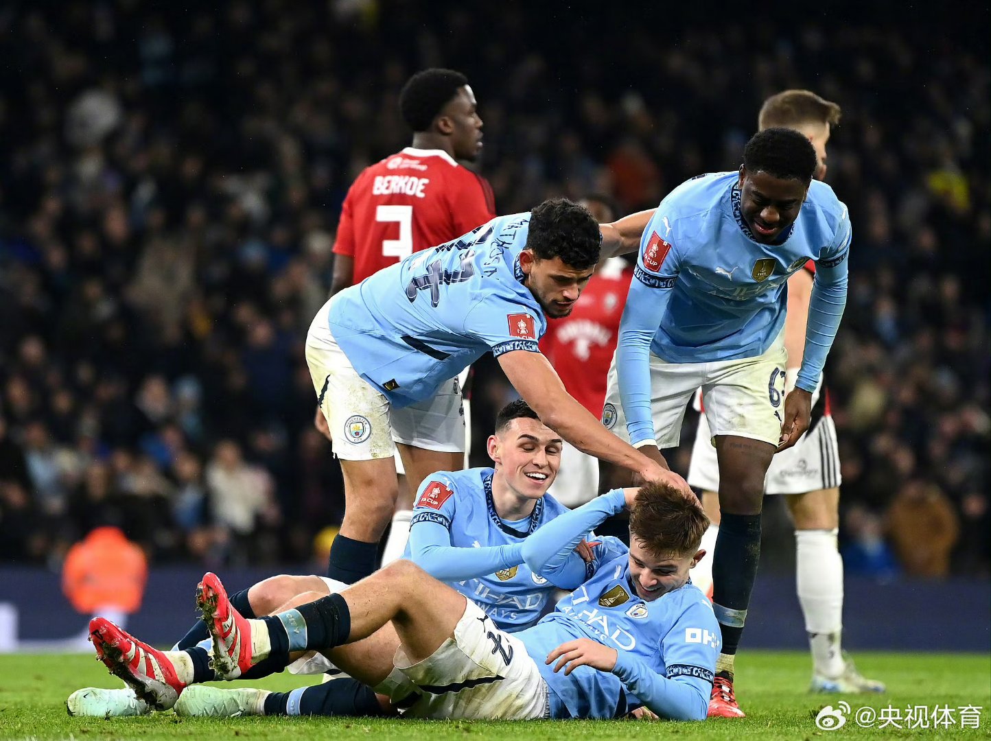 曼城训练开放日，集结日复出首秀引欢呼，法甲在即，控场能力受关注 